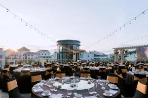 A restaurant or other place to eat at Four Points by Sheraton Danang