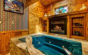 Бассейн в The Lakota Wolf Cabin или поблизости