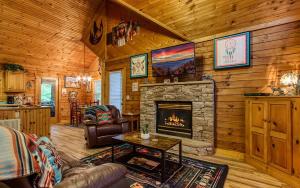 Телевизор и/или развлекательный центр в The Lakota Wolf Cabin