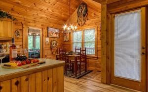 Фотография из галереи The Lakota Wolf Cabin в городе Севьервилл