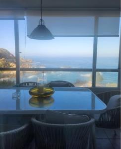 tavolo da pranzo con vista sull'oceano di Departamento frente al mar en concon reñaca a Concón