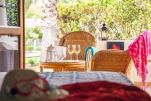 - une table et des chaises avec des verres à vin sur la terrasse dans l'établissement Hotel Orsa Maggiore, à Vulcano