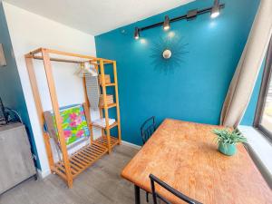 a dining room with a table and a blue wall at Hawaiian Monarch 1105 condo in Honolulu