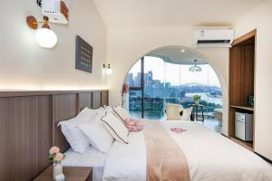 Rúm í herbergi á Baihong Riverview Apartment-Hongya Cave