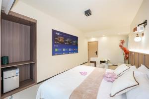 Rúm í herbergi á Baihong Riverview Apartment-Hongya Cave