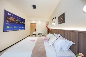 Rúm í herbergi á Baihong Riverview Apartment-Hongya Cave