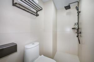 Baðherbergi á Baihong Riverview Apartment-Hongya Cave