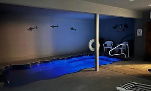 een kamer met een blauwe muur met vis erop bij Rustic Waters in Sevierville