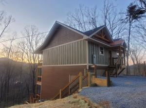 een klein huis met een trap ervoor bij Rustic Waters in Sevierville
