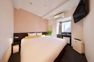 Postel nebo postele na pokoji v ubytování Nipponbashi Crystal Hotel