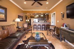 una sala de estar con un sofá y una mesa en Rio Hacienda VG 306, en New Braunfels