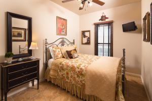 Un dormitorio con una cama, una cómoda y un espejo. en Rio Hacienda VG 306, en New Braunfels 20 fotos más