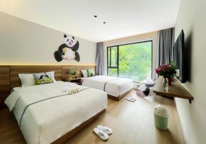 Letto o letti in una camera di Wolong Tongfu Tingtao B&B, China Great Beauty Bear Store