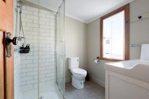 Un baño con inodoro y ducha de cristal. en Timeless Charm in the Heart of Launceston, en Royal Park 12 fotos más