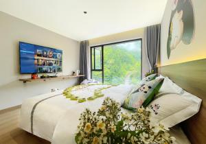 una camera da letto con un grande letto con fiori di Wolong Tongfu Tingtao B&B, China Great Beauty Bear Store a Wolongguan