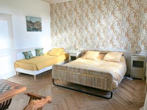 Postel nebo postele na pokoji v ubytování Norman Manor House Near Etretat Cliffs