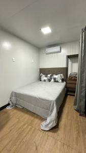 a bedroom with a large bed in a room at Hospedagem Morro do Buda Container in Planalto