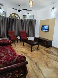 Χώρος καθιστικού στο Big Family Getaway 3BHK Extra Beds Private