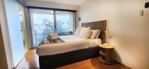 シドニーにあるSweeping Harbour & Ocean Views Over Sydney's Eastの大きな窓のあるベッドのある寝室