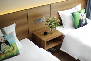 Letto o letti in una camera di Wolong Tongfu Tingtao B&B, China Great Beauty Bear Store