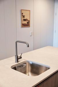 バイロンベイにある202 Jonson Street Byron Bayの台所用カウンター(ステンレス製のシンク付)