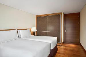 Postel nebo postele na pokoji v ubytování JW Marriott Hotel and Suites Saigon