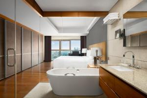 Koupelna v ubytování JW Marriott Hotel and Suites Saigon
