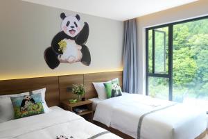 Letto o letti in una camera di Wolong Tongfu Tingtao B&B, China Great Beauty Bear Store