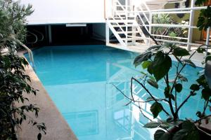 una piscina de agua azul en un edificio en Nubes Hotel, en Viña del Mar