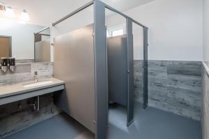 A bathroom at Minna Hotel