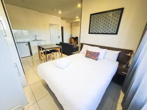 Kuchyň nebo kuchyňský kout v ubytování Exodus Dandenong Apartment Hotel