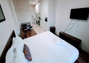 Postel nebo postele na pokoji v ubytování Exodus Dandenong Apartment Hotel