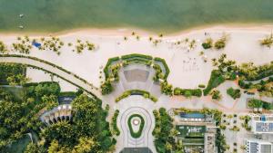 een luchtzicht op een strand met een attractiepark bij JOLLIE HOTEL Phú Quốc in Phu Quoc +26 foto's