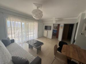A kitchen or kitchenette at Τhe Sunny Apartments