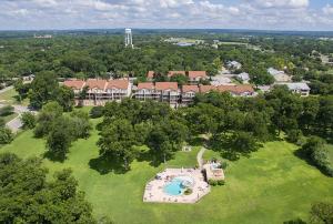 eine Draufsicht auf ein Resort mit Swimmingpool in der Unterkunft WW i102 Restful River Retreat in New Braunfels