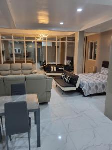 Гостиная зона в Stargazers Luxury Condo Complex apartments
