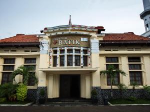 - un bâtiment avec un panneau de bain à l'avant dans l'établissement Hotel Santika Pekalongan, à Pekalongan