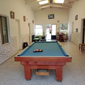 a pool table in the middle of a room at Villa Confort Hotel in La Mesa