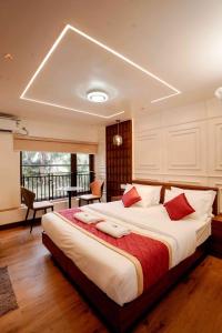 Postel nebo postele na pokoji v ubytování Ultra Luxury House Boat Alleppey By LexStays