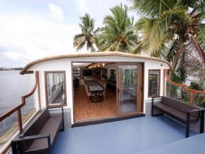 Balkón nebo terasa v ubytování Ultra Luxury House Boat Alleppey By LexStays