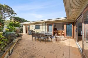 Un patio con una mesa y sillas en una casa. en Lockington Breeze, en Point Lonsdale