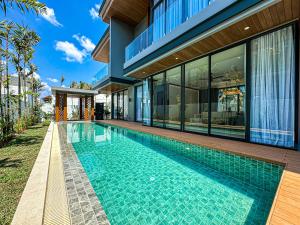 Piscina de la sau aproape de The Ozone Luxury Villas Phuket