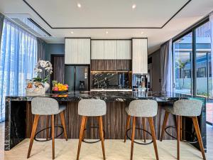 O bucătărie sau chicinetă la The Ozone Luxury Villas Phuket