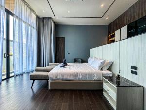 Un pat sau paturi într-o cameră la The Ozone Luxury Villas Phuket +12 fotografii