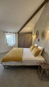 une chambre avec un grand lit dans une pièce dans l'établissement Le gîte de Figon, à Laudun-l'Ardoise