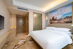 Postel nebo postele na pokoji v ubytování Vienna Hotel Yunnan Qujin High-Speed Railway Station Wuguan 1st Middle School + 214 fotografií