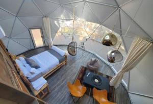 山姆Crystal Resort的圆顶帐篷内卧室的俯视图