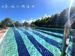 a swimming pool with blue tiles on it at 夢幻城堡民宿 in Wujie +13 photos