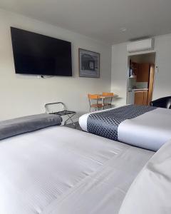 Voodi või voodid majutusasutuse Lake Dunstan Motel toas
