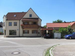 a building with a car parked in front of it at Ferienwohnung Maria Bauer in Kelheim